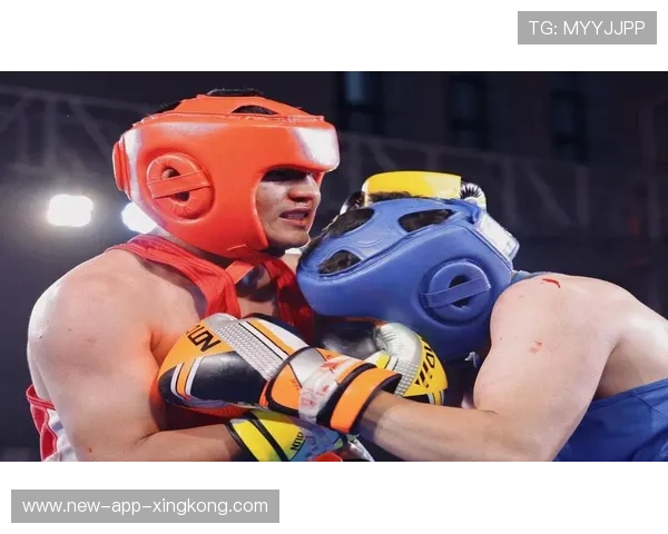 拳击对抗赛快速直拳命中心口震退对手，挑战极限，尽显英雄本色