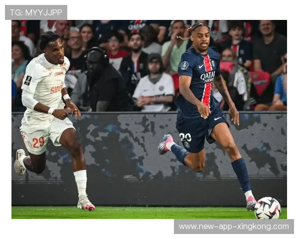 本菲卡巴尔科禁区双人防守下的绝妙推射破门，引爆全场